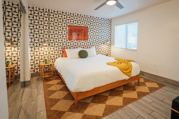King bed w full closet space & private attached bathroom