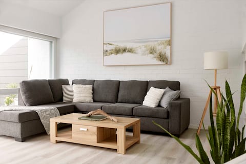 Top Airbnb: Scandi - Stay in style + 200m to the beach in Port Stephens Council