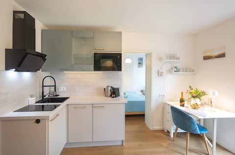 Bright, sunny garden apartment, terrace, private entrance.