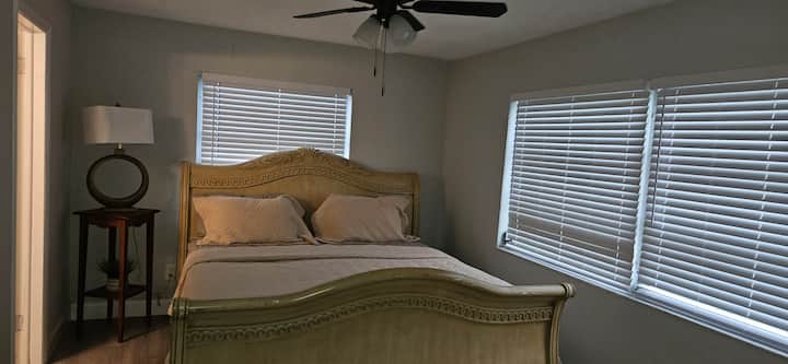 Брачен кревет (широк 150-179 см)
Приватна бања со туш 
Голем плакар 
