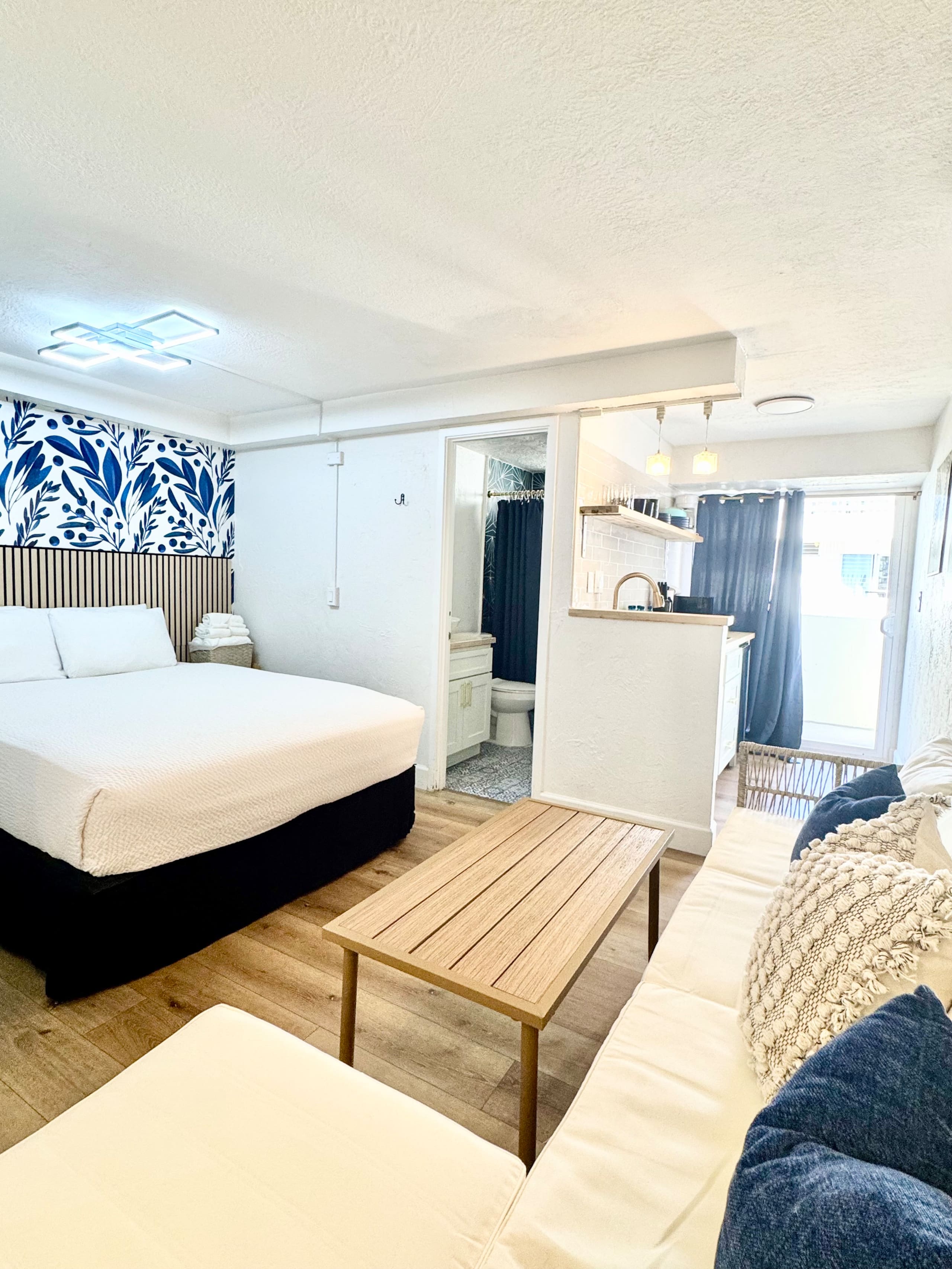 2 Bed/2 Bath Ocean View Penthouse in Waikiki - Image 1