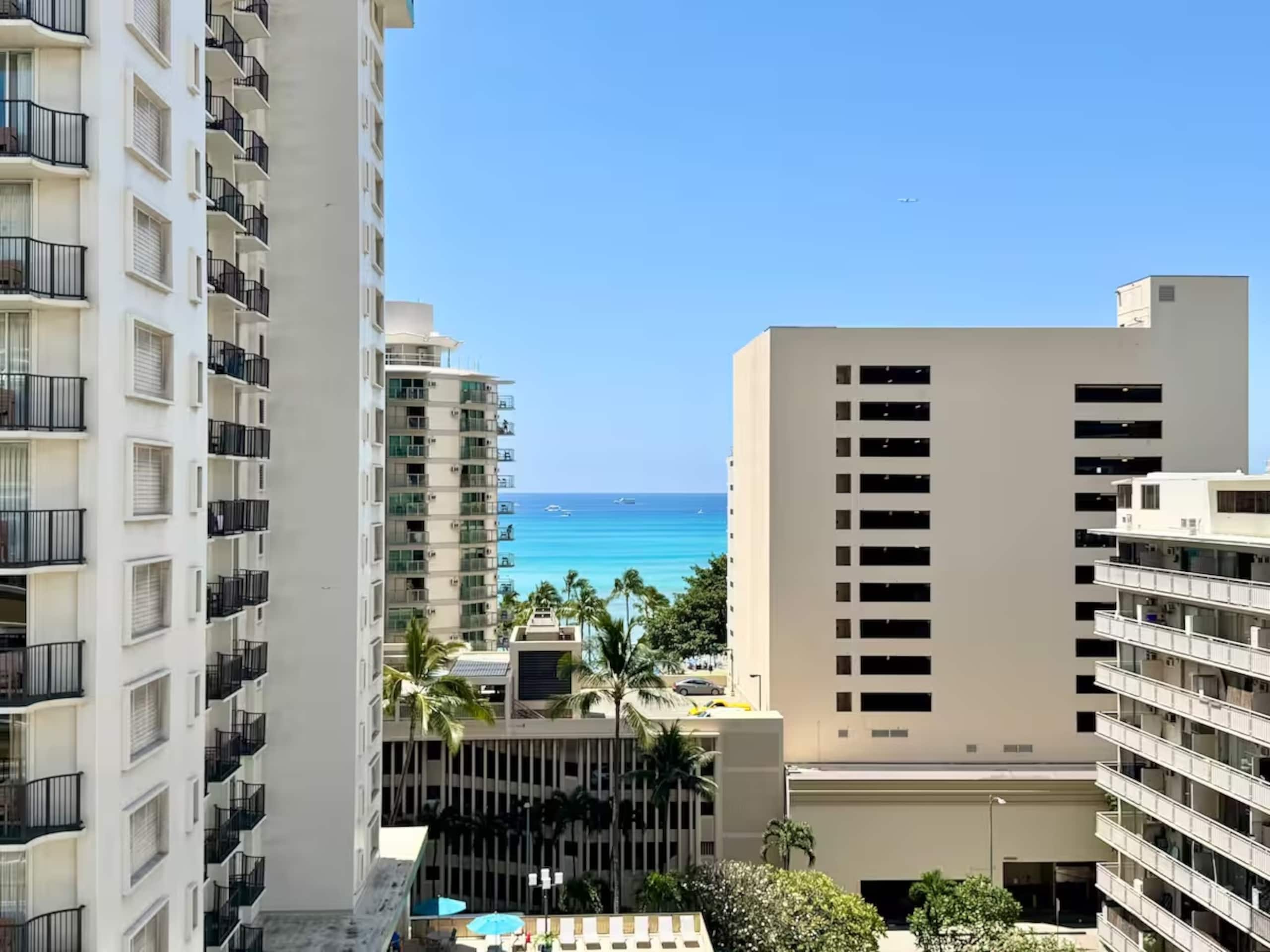 2 Bed/2 Bath Ocean View Penthouse in Waikiki - Image 13