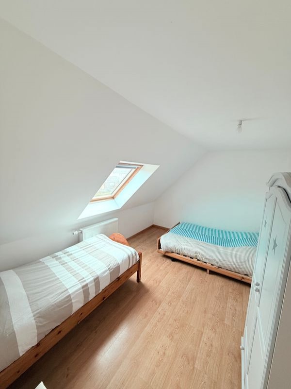 Svetlá podkrovná spálňa s dvoma posteľami. Tichý a prívetivý priestor pre pohodlné noci.