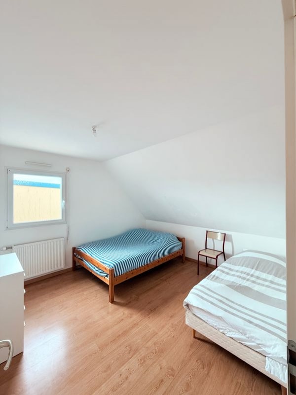 Priestranná izba s dvoma pohodlnými posteľami, ideálna pre rodiny alebo priateľov. Je svetlé a tiché a ponúka pekný priestor na odpočinok po dni strávenom prehliadkou pamiatok.