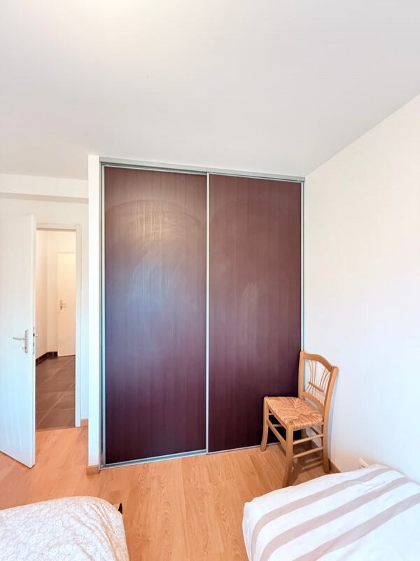 Spálňa vybavená veľkou posuvnou skriňou ponúkajúcou dostatok úložného priestoru. Jednoduchý a pohodlný priestor na jednoduché usporiadanie vašich vecí počas pobytu.