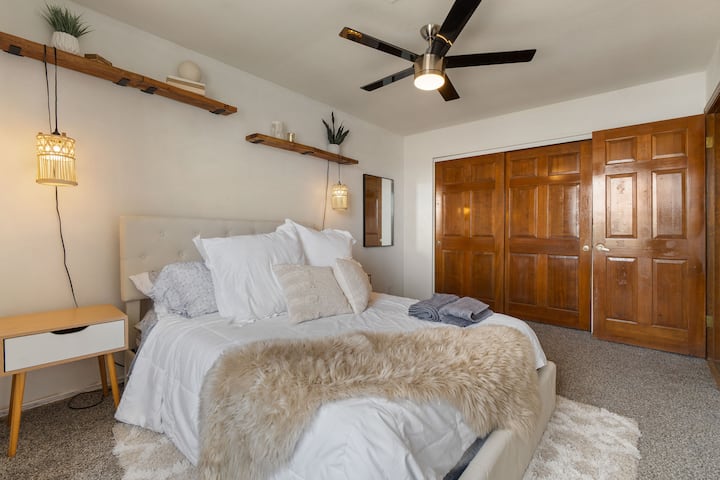 ห้องนอนมุมที่น่าดึงดูดใจพร้อมการตกแต่งภายในที่ได้รับแรงบันดาลใจจากโบโฮสไตล์ที่ทันสมัย