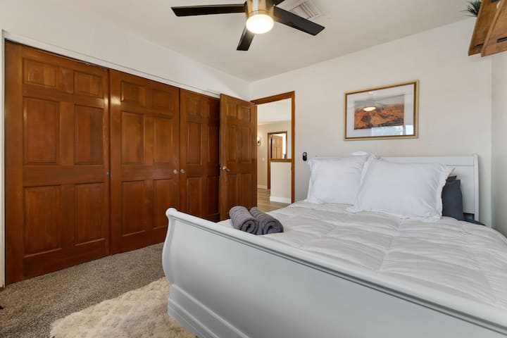 ห้องนอนที่ผ่อนคลายพร้อมเครื่องนอนหรูหราและแสงธรรมชาติที่เพียงพอ