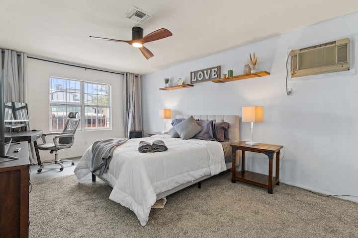 ห้องพักโบโฮสไตล์โมเดิร์นพร้อมเตียงควีนไซส์และตู้เสื้อผ้าขนาดใหญ่