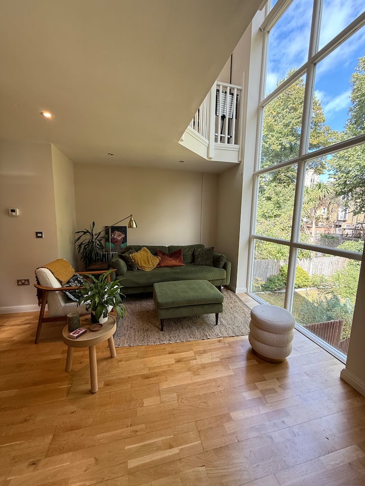 Sala de estar abierta con ventana de cuerpo entero con vistas a las ventanas. ¡Acogedor y lleno de luz!