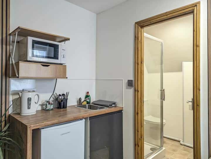 Inner-city Bedsit 9 - Cardiff