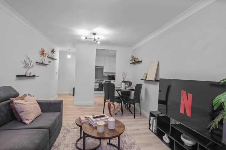 Modern 2 Bed Apartment | Secure Parking | Central - Hemel Hempstead