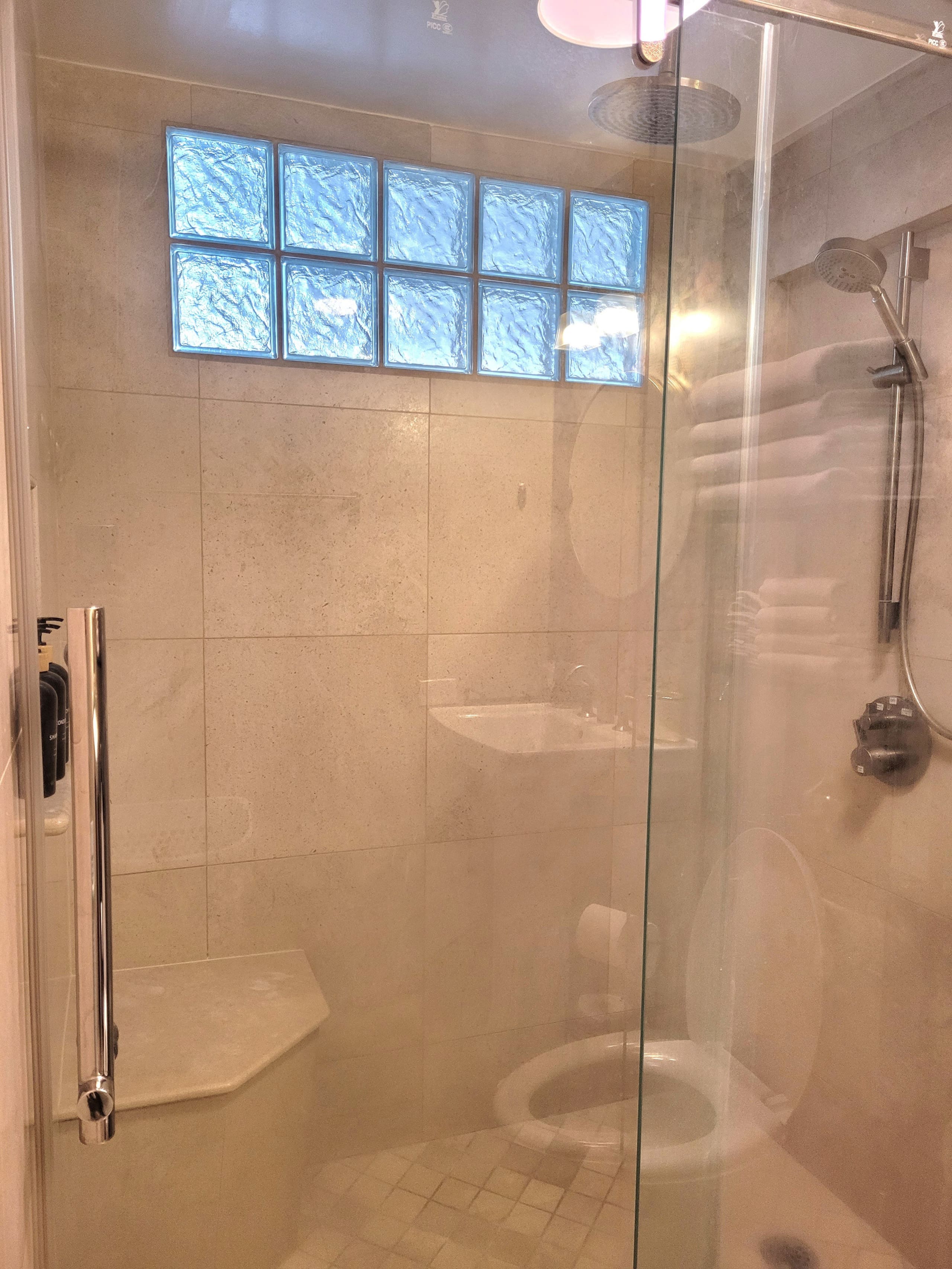Condo in Honolulu · ★4.97 · Studio · 2 beds · 1 private bath - Image 22
