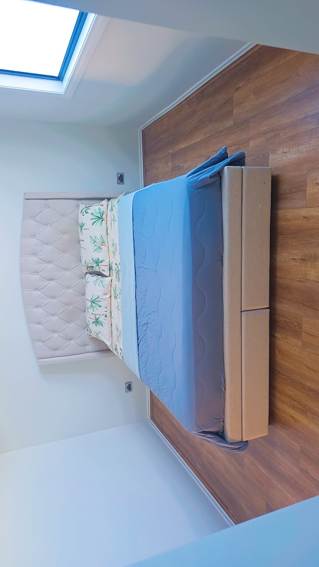 Chumba cha kulala cha kifahari chenye kitanda aina ya queen