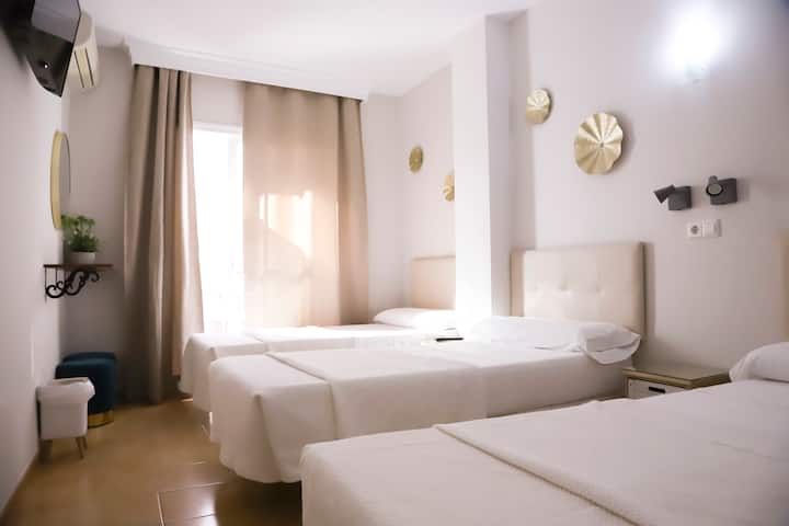 Habitación Triple En Hostal Cuevas - Fuengirola