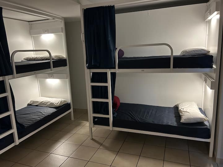 Cama En Habitacion Compartida De 4 Camas - Palas de Rey