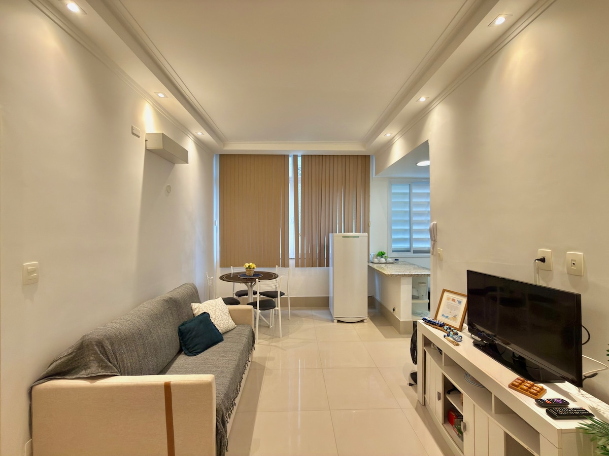 Top performing Airbnb: 1 block from Pitangueiras Beach | Air conditioning | 5 people in Guarujá
