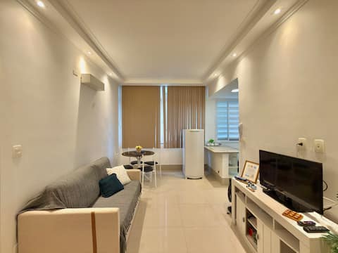 Airbnb em destaque: 1 block from Pitangueiras Beach | Air conditioning | 5 people em Guarujá