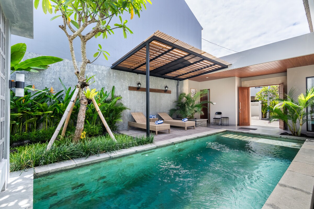 Villa in Denpasar Selatan · 4 bedrooms · 4 beds · 4 private baths, сопоставимый объект Airbnb