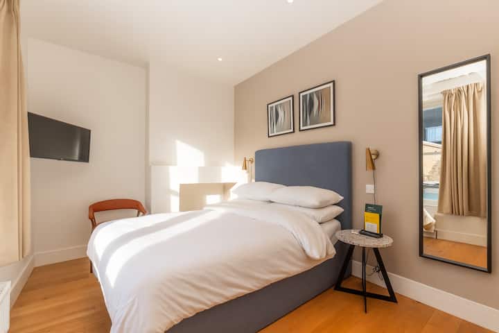 Bright First-floor Hotel Room - London