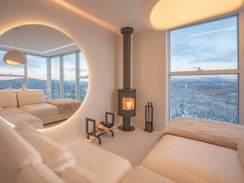 Top Airbnb: Black Mirror | Luxury Glass Cabin + Panoramic View in La Jacques Cartier
