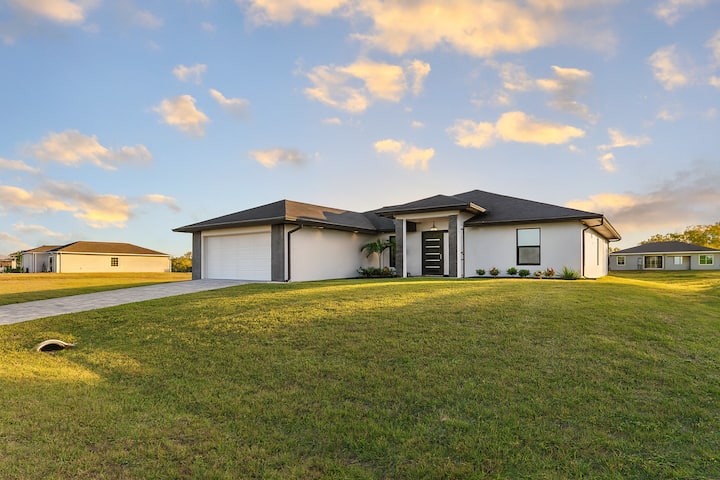 Waterfront 4-bedroom House In Charming Cape Coral - North Fort Myers, FL