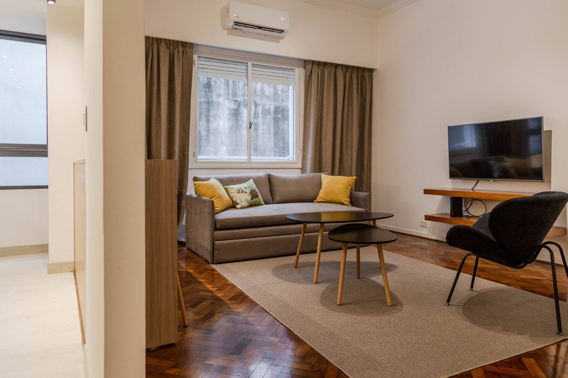 Renovated two-room apartment in Monserrat