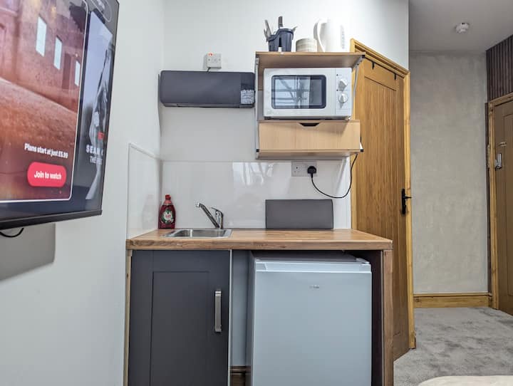 Inner-city Bedsit 5 - Cardiff