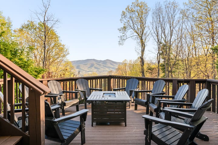 Brew Trail Retreat: Hot Tub+Scenic Mountain Views - Houses for