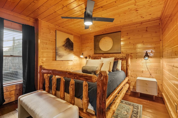 舒适的标准双人床卧室位于小木屋的底层。 