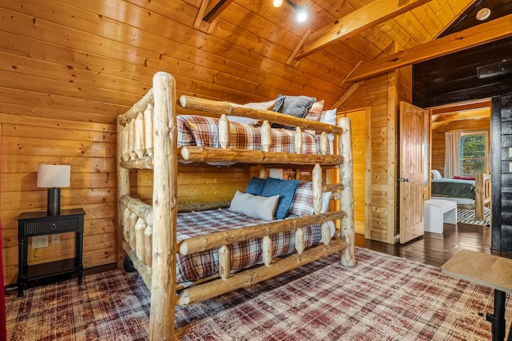 剧院内有双层床，下层为标准双人床，上层为单人床。 