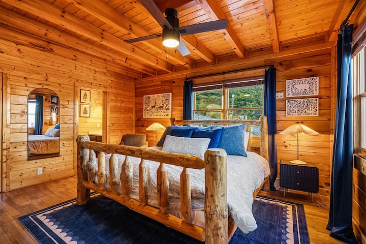 在探索令人惊叹的烟雾山一天后，您可以在这间美丽的特大号卧室放松身心，沉浸在即将到来的冒险甜蜜梦想中。