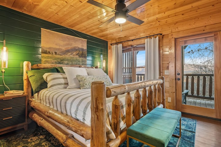 探索大雾山一天后，您可以在这张舒适的特大号床上放松身心。