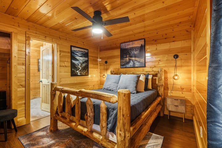 二楼的第二间舒适的标准双人床卧室。