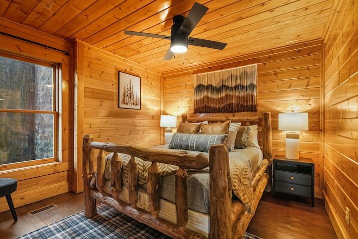 二楼设有2间标准双人床卧室和一间Jack和Jill卫生间。 