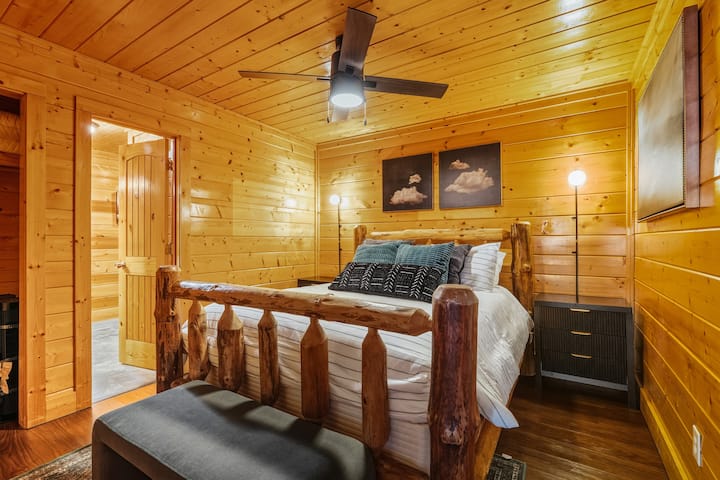 小木屋底层的两间标准双人床卧室之一。 