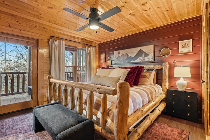 这间特大号卧室是位于小木屋底层的两间卧室之一。 