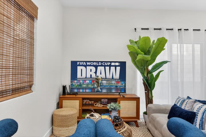 Stylish Retreat W/ Bowling, Ping Pong & Outdoor - Seal Beach, CA