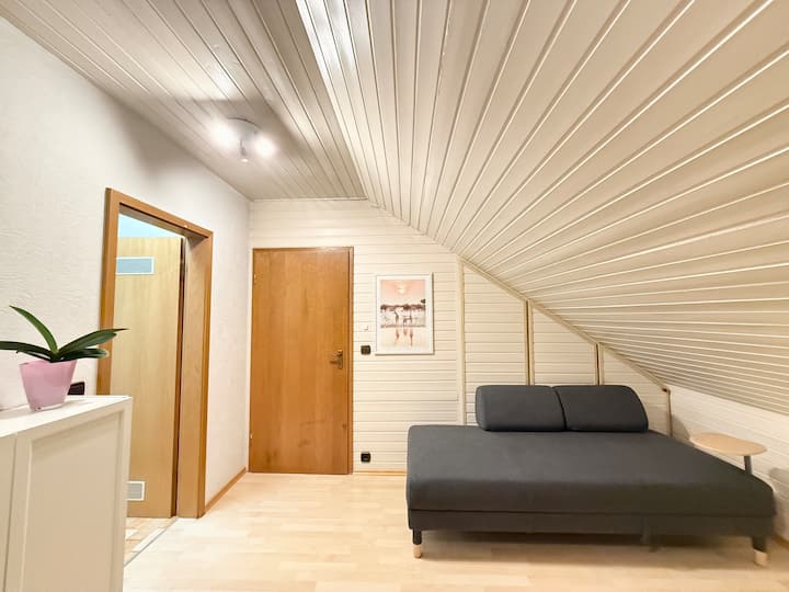 H&h Home - Cosy Rooftop Apartment With Loggia - Sindelfingen