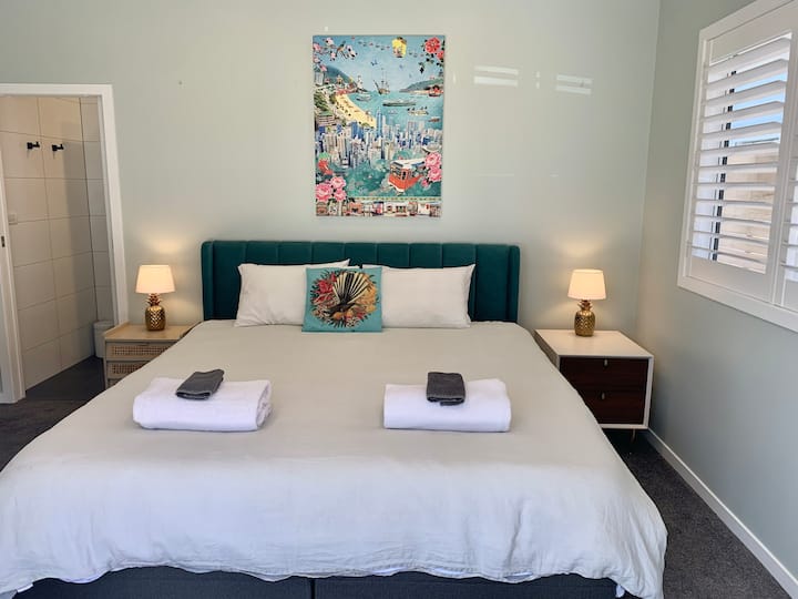 מיטת סופר קינג סייז עם חדר רחצה צמוד