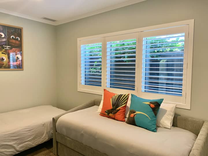 מיטת יחיד, ספה נפתחת עם מיטה מתחת.  יש להודיע אם יש צורך במיטה שלישית. לידיעתכם, לא ניתן יהיה לסגור את הדלת אם אתם משתמשים במיטה השלישית.