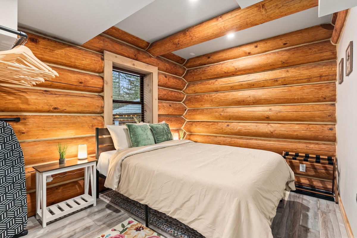 Nivel principal - Dormitorio tamaño queen — capacidad para dos personas cómodamente. Portaequipajes + barra colgante para ropa: almacenamiento sencillo y funcional para tu estancia.