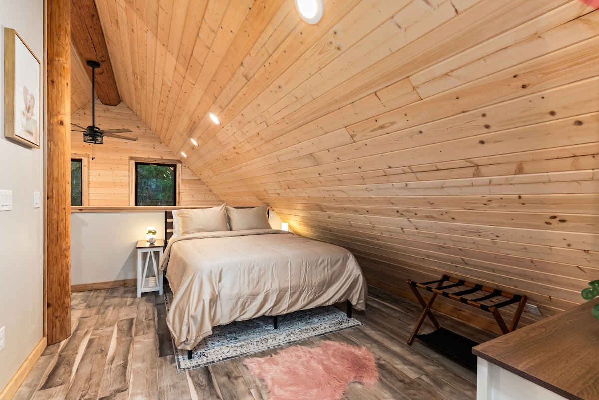 Loft en planta alta - Cama Queen - Acceso a baño privado - Portaequipajes, mesitas de noche, lámparas