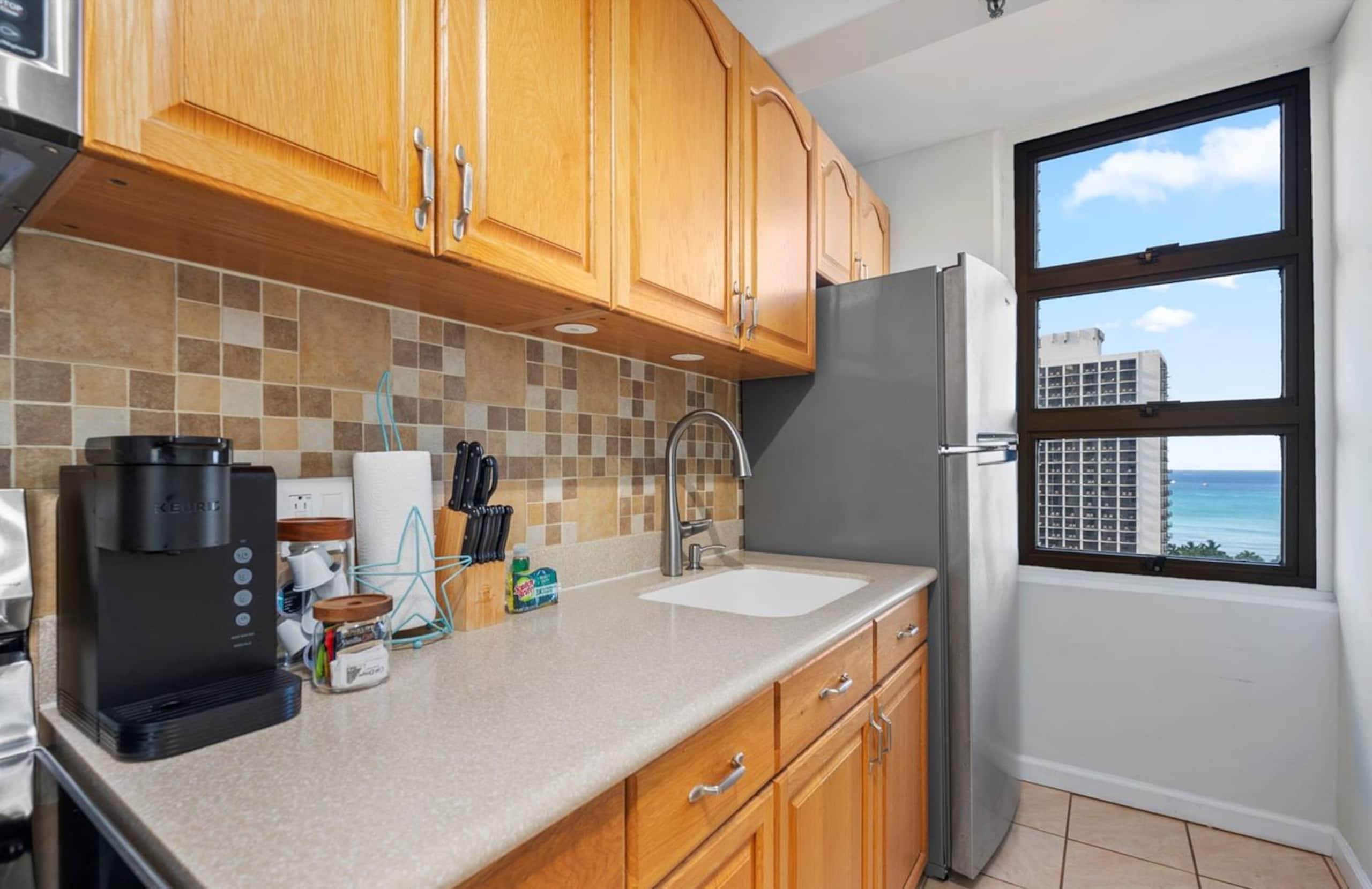 Dream Waikiki Apt Free Parking 1 Block from Beach - Image 7