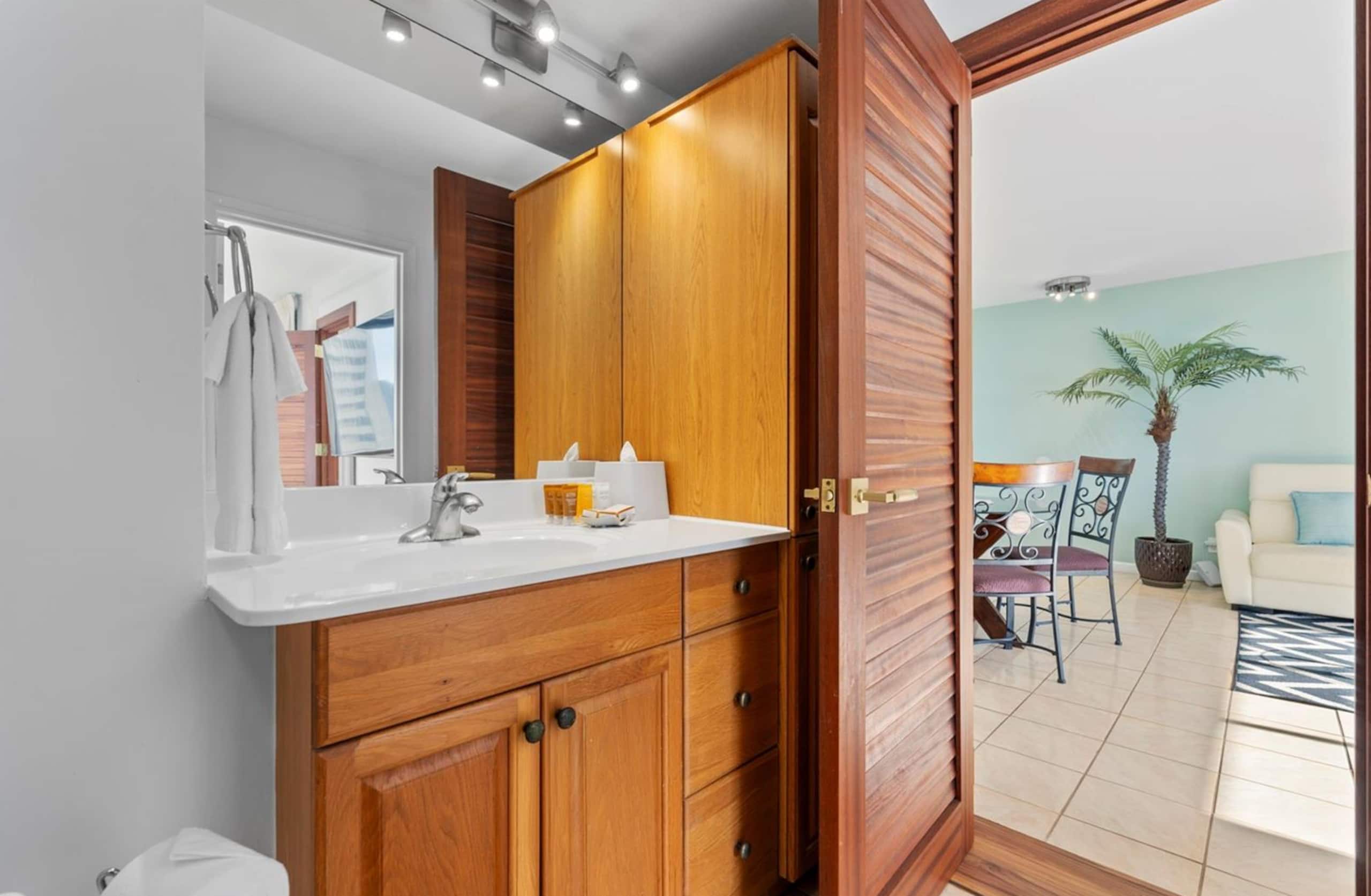 Dream Waikiki Apt Free Parking 1 Block from Beach - Image 12