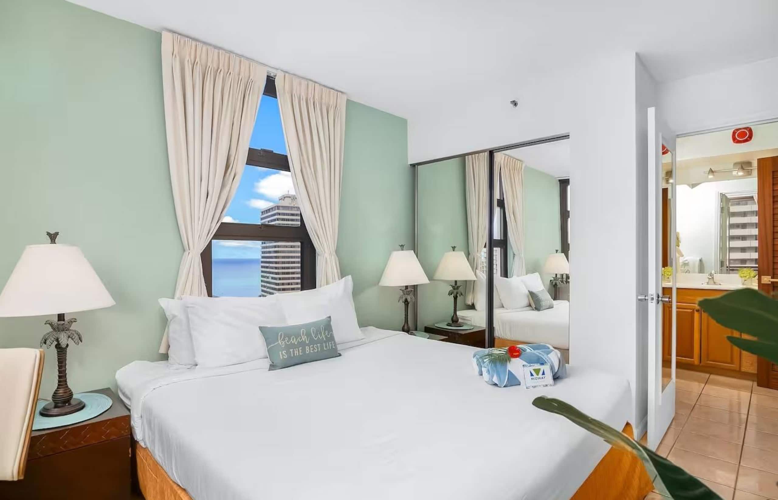 Dream Waikiki Apt Free Parking 1 Block from Beach - Image 10