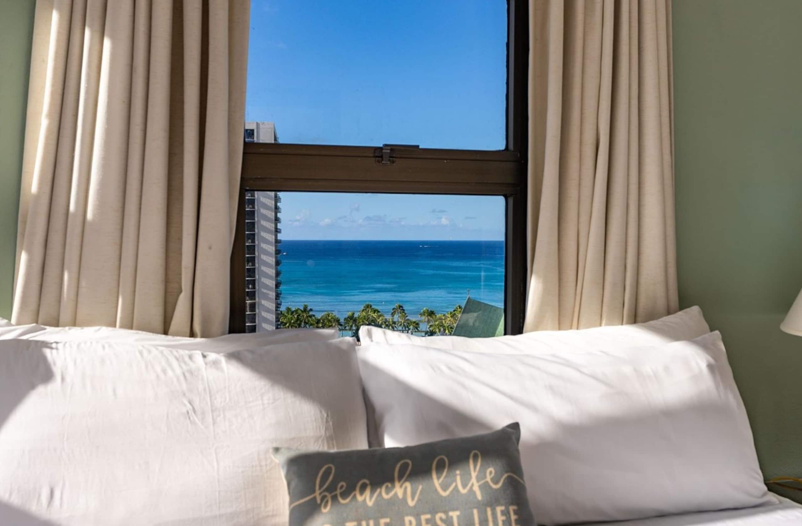 Dream Waikiki Apt Free Parking 1 Block from Beach - Image 8