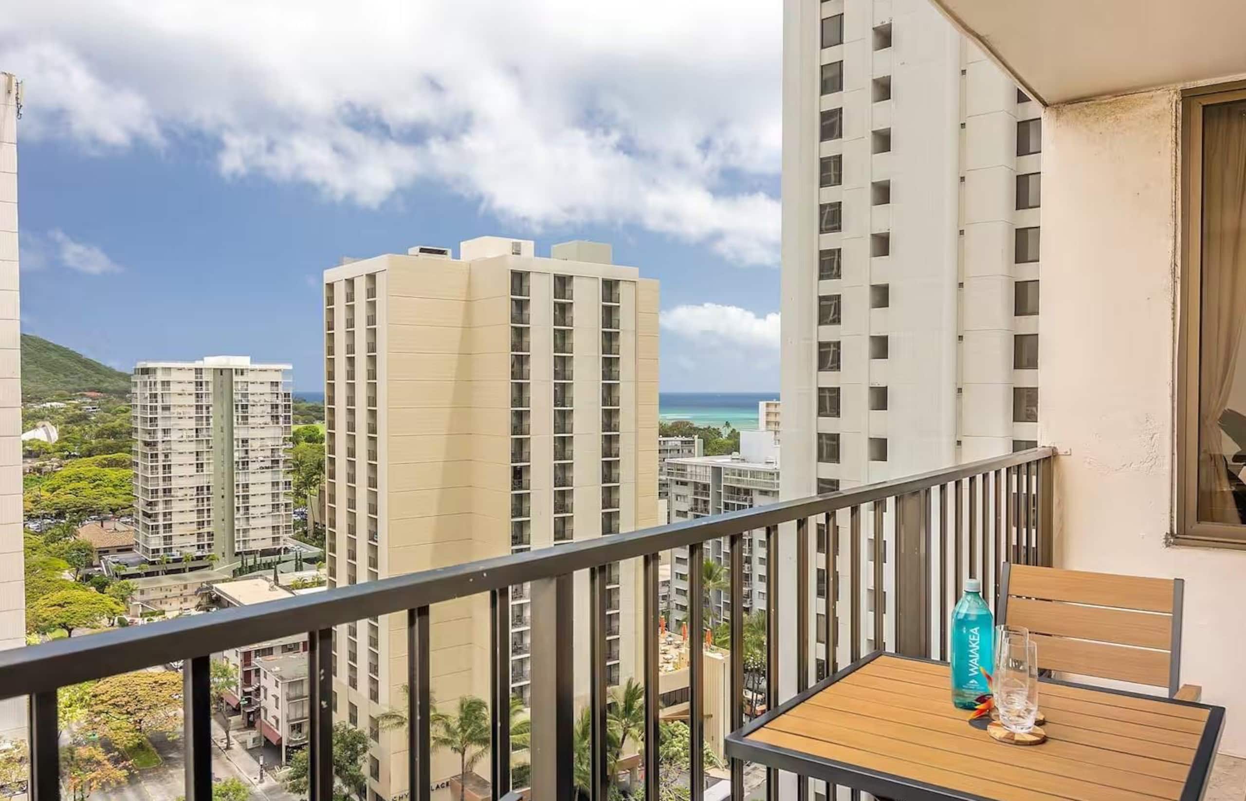 Dream Waikiki Apt Free Parking 1 Block from Beach - Image 14