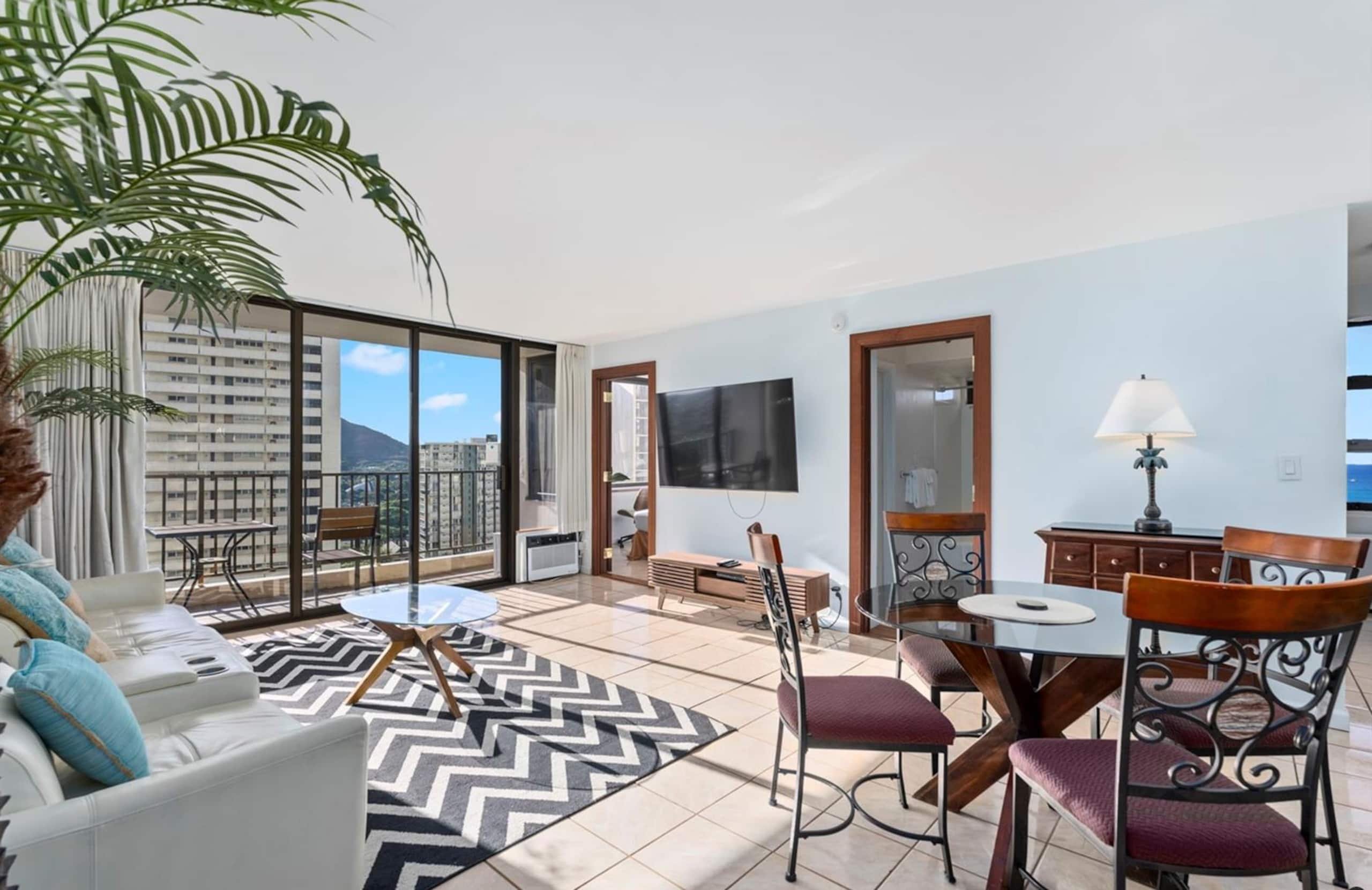 Dream Waikiki Apt Free Parking 1 Block from Beach - Image 1