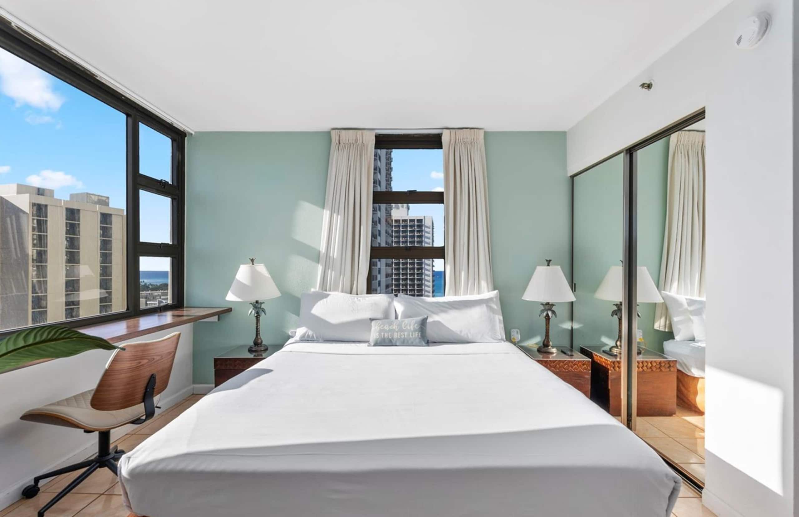 Dream Waikiki Apt Free Parking 1 Block from Beach - Image 11