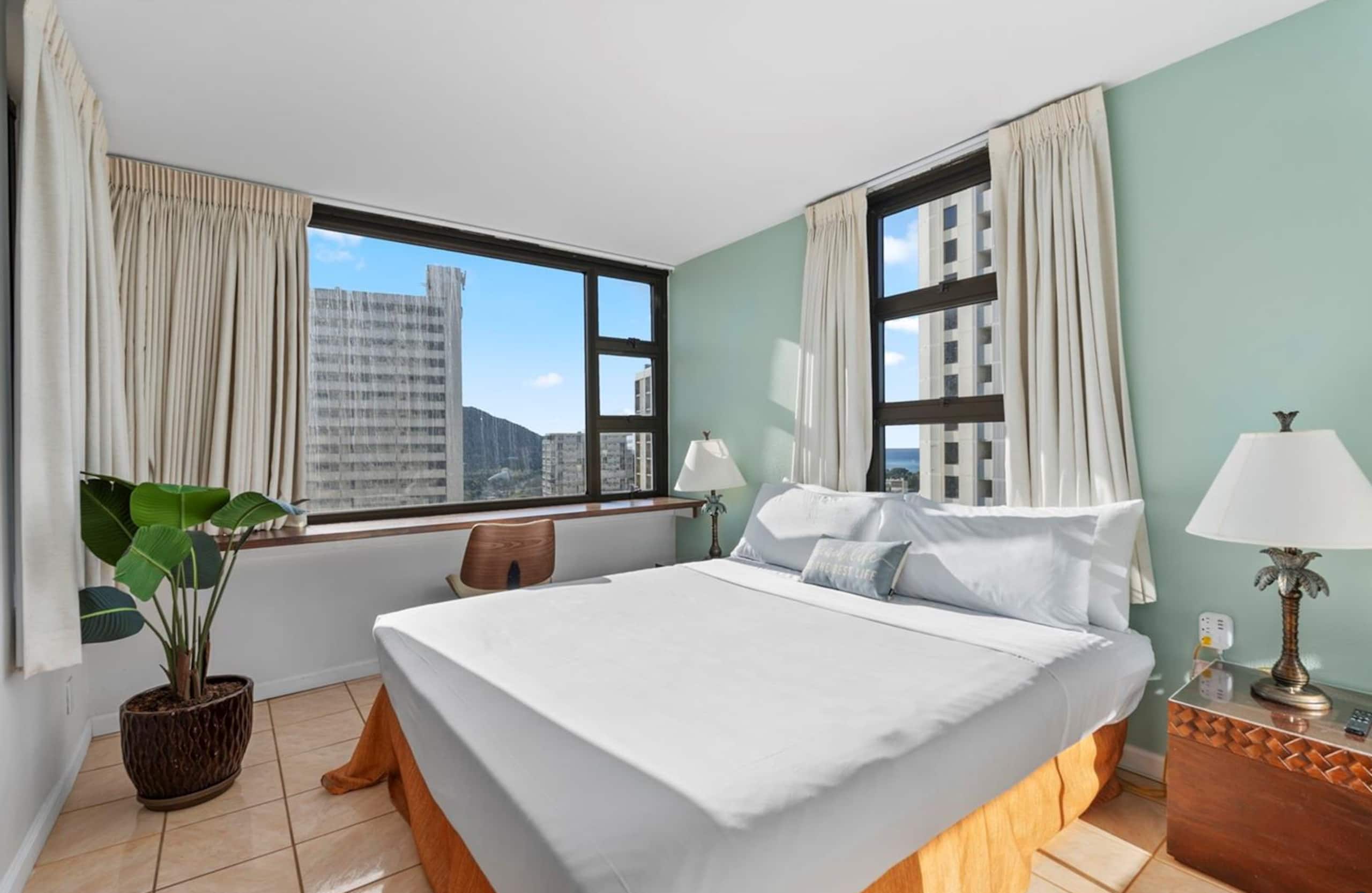 Dream Waikiki Apt Free Parking 1 Block from Beach - Image 9